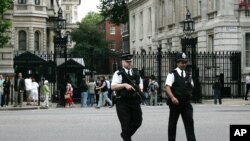 Eneo lenye ulinzi la mageti ya kuingilia ofisi za Downing Street, London.