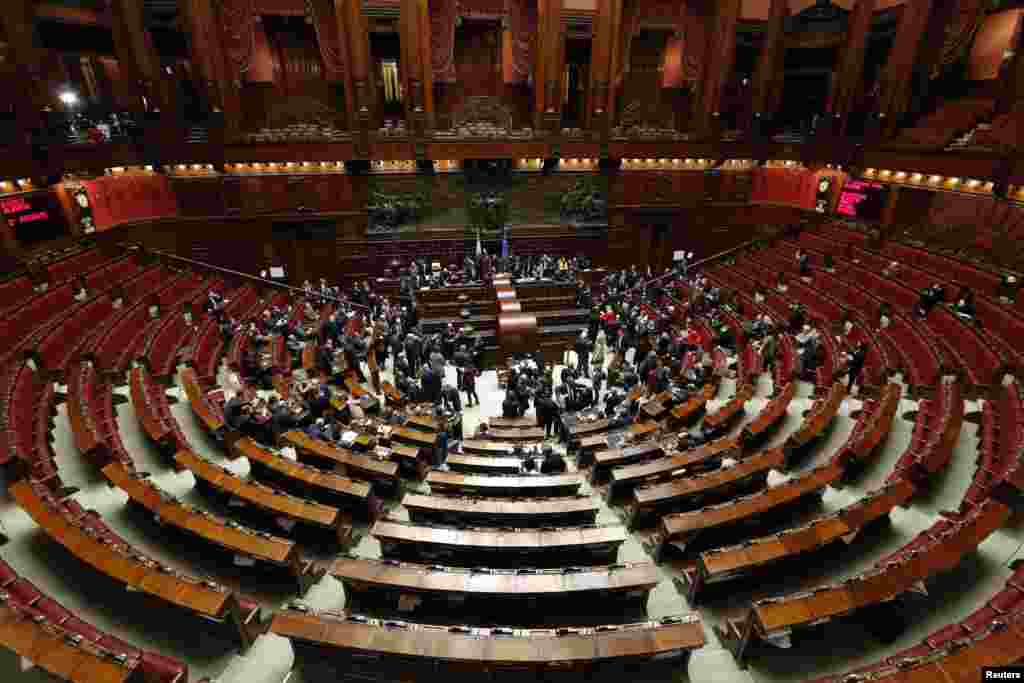 Phòng Đại biểu trong Quốc hội Ý khi các đại biểu bắt đầu bỏ phiếu bầu chọn tổng thống mới ở Rome.