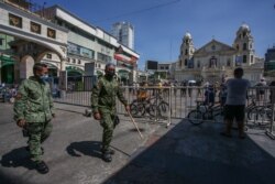 Polisi berpatroli saat umat Katolik Roma berkumpul di depan gereja Quiapo dalam perayaan Jumat Agung di Manila, 2 April 2021. Pemerintah Filipina kembali memberlakukan lockdown untuk mengatasi lonjakan infeksi COVID-19. (Foto:Jam STA ROSA / AFP)