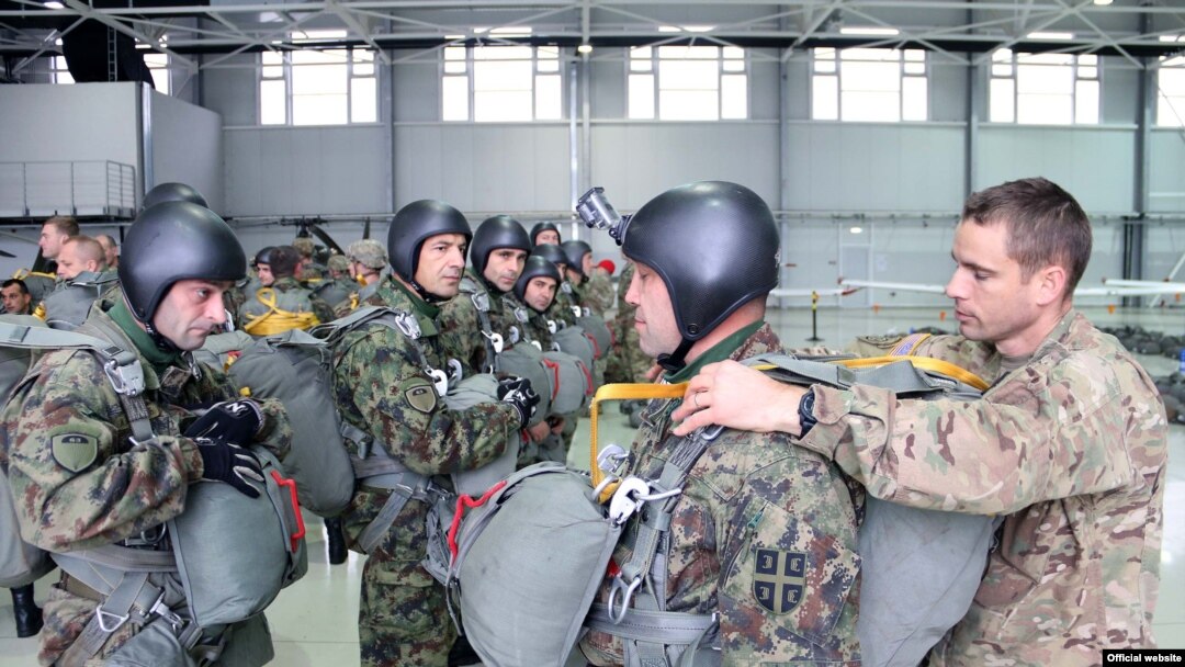 Izvedeni skokovi srpskih i američkih vojnih padobranaca, u Kovinu nedaleko od Beograda, 16. novembra 2017. (Foto: Ministarstvo odbrane Srbije)