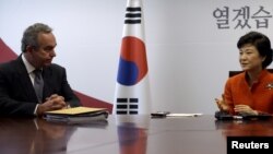 South Korean President-elect Park Geun-hye (R) talks with U.S. Assistant Secretary of State Kurt Campbell during their meeting at Park's office in Seoul, January 16, 2013.