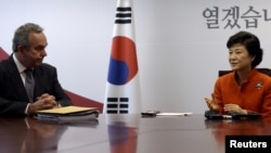 韓國當選總統扑槿惠星期三在首爾她的辦公室與美國助理國務卿坎貝爾會談
