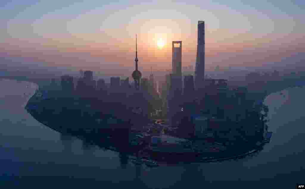 2018年11月13日上海浦东陆家嘴金融区天际线。