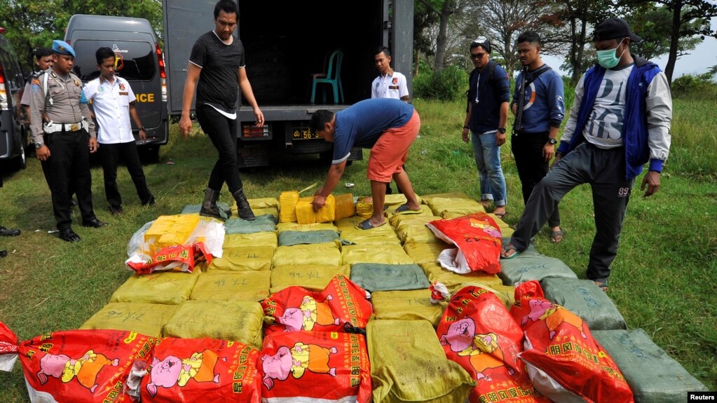 An Indonesian policeman checks crystal methamphetamine from China after a raid at Anyer beach in Serang, Banten province, Indonesia, July 13, 2017. (Antara Foto/Asep Fathulrahman via REUTERS)