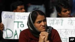 Vụ hãm hiếp và cái chết của nữ sinh 23 tuổi đã gây phẫn nộ trên khắp Ấn Ðộ. Những người biểu tình kêu gọi phải có những luật lệ chống hãm hiếp nghiêm khắc hơn.