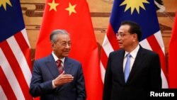 중국을 방문 중인 마하티르 모하마드 말레이시아 총리가 20일 베이징에서 리커창 총리와 회담했다.