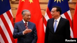 馬來西亞總理馬哈蒂爾（左）與中國總理李克強在北京人大會堂的簽約儀式上。（2018年8月20日）