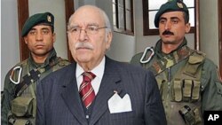 Tunisian interim President Fouad Mebazaa arrives for the first cabinet meeting since the ouster of President Zine El Abidine Ben Ali, Tunis, January 20, 2011 (file photo)