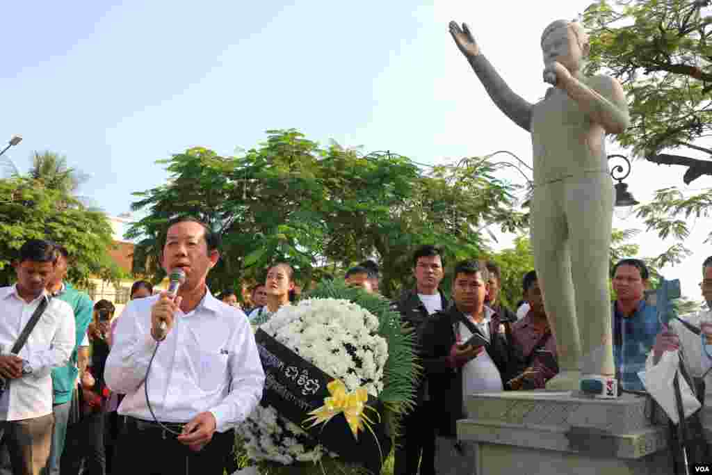លោក រ៉ុង ឈុន ប្រធានសហភាពសហជីពកម្ពុជា ថ្លែងក្នុងពិធីគោរពវិញ្ញាណក្ខន្ធ លោក ជា វិជ្ជា អតីតប្រធានសហជីពសេរីកម្មករ ដែលត្រូវបានគេបាញ់សម្លាប់កាលពី១៥ឆ្នាំមុន នៅខាងមុខរូបសំណាករបស់លោក ក្បែរវិមានឯករាជ្យ នៅរាជធានីភ្នំពេញ នាថ្ងៃទី២២ ខែមករា ឆ្នាំ២០១៨។ (កាន់ វិច្ឆិកា/VOA
