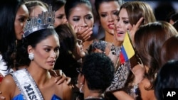 Učesnice Mis Univerzuma pokušavaju da uteše Kolumbijku Ariadnu Gutieres (gore desno), pošto je greškom proglašena za pobednicu, Las Vegas 20. decembar 2015.