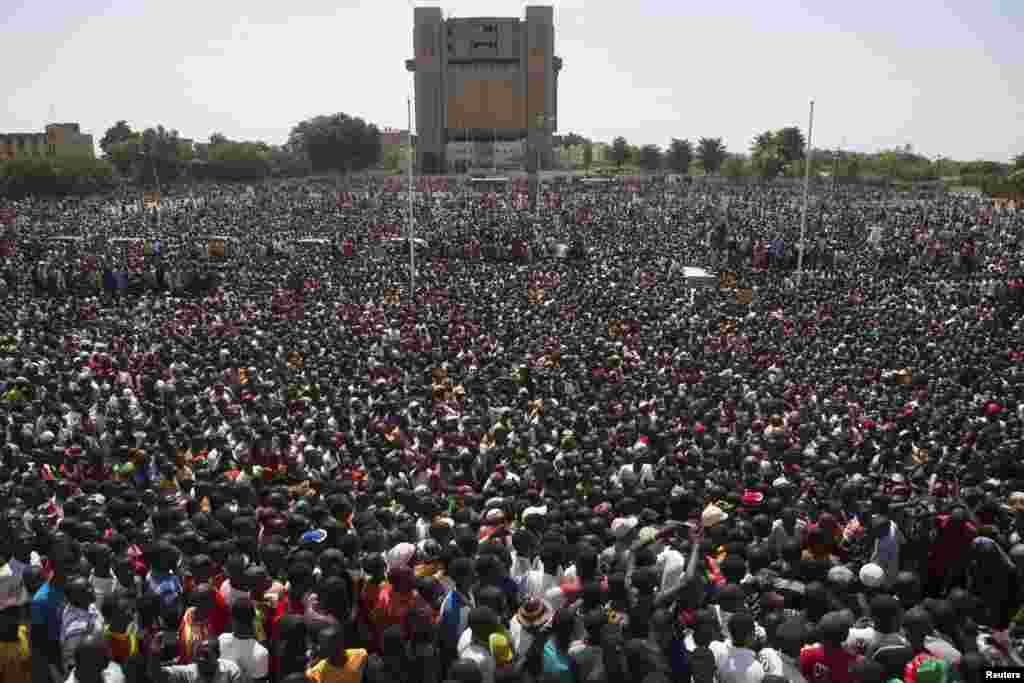 Wapinzani wa serikali wamekusanyika kwenye Uwanja wa Taifa mjini Ouagadougou, mji mkuu wa Burkina Faso, ili kuhakikisha na kusherekea kuondoka madarakani kwa Compaore Oct. 31, 2014. 