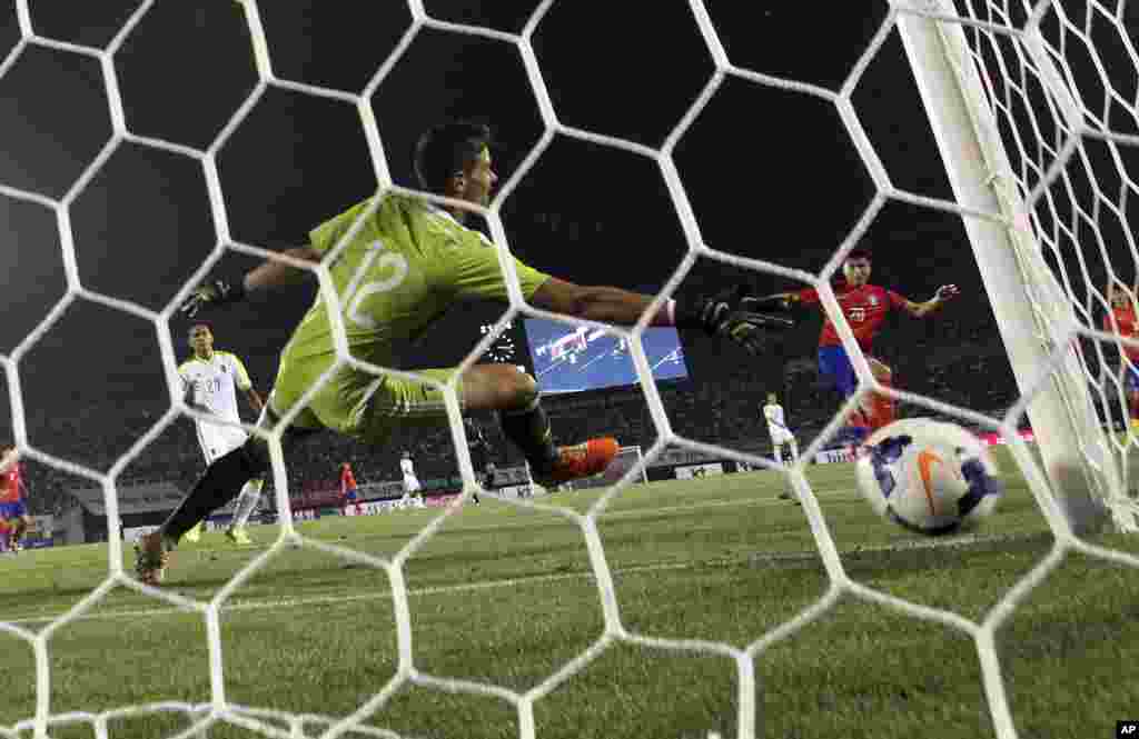 Venezuela&#39;s goalkeeper Daniel Hernandez fails to block a goal by South Korea&#39;s Lee Dong-gook during the friendly soccer match at Bucheon Stadium in Bucheon, South Korea. South Korea defeated Venezuela 3-1.