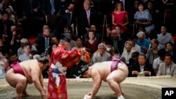 Presiden Donald Trump menyaksikan kompetisi sumo Tokyo Grand Tournament bersama Perdana Menteri Jepang Shinzo Abe di Stadion Ryogoku Kokugikan di Tokyo, Minggu, 26 Mei 2019.