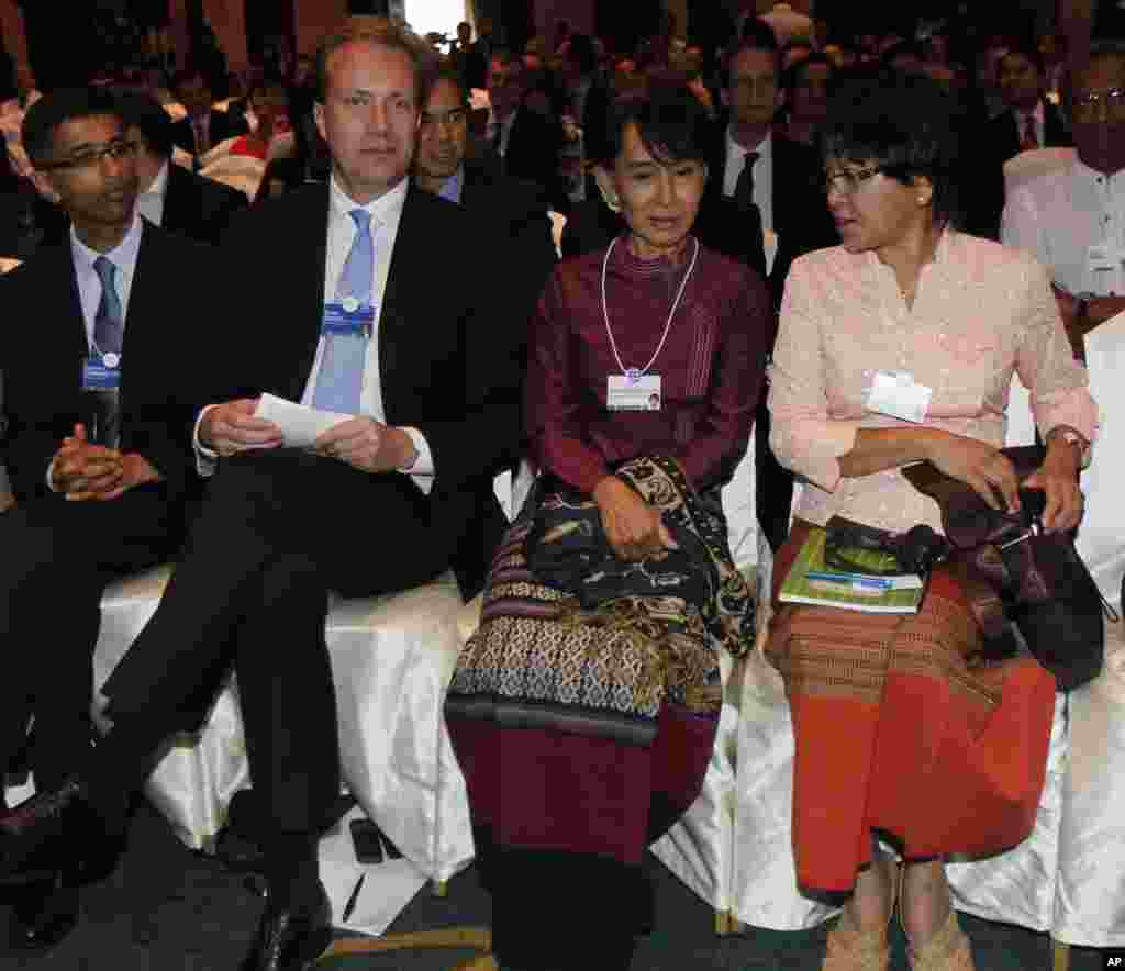 Burma&#39;s pro-democracy leader Aung San Suu Kyi (2nd R) sits with delegates during the &#39;Open Plenary East Asian Models for Transforming the Global Economy&#39; as part of the World Economic Forum on East Asia at a hotel in Bangkok, Thailand, May 31,