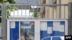 Біля норвезького посольства у Києві мешканці столиці висловлюють співчуття загиблим під час минулотижневих нападів