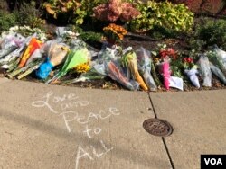 With all streets blocked off around the Tree of Life synagogue, mourners create mini-memorials on surrounding sidewalks, in Pittsburgh, Pennsylvania, Oct. 30, 2018. (C. Presutti/VOA)
