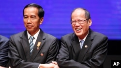 Presiden Joko Widodo dan Presiden Filipina Benigno Aquino III pada KTT ASEAN di Kuala Lumpur, 2015. 