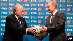 El presidente de la FIFA, Joseph Blatter, y el de Rusia, Vladimir Putin, durante la ceremonio de otorgamiento de la sede del Mundial 2018.