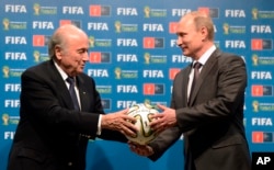 Sepp Blatter à esquerda com Presidente russo Vladimir Putin