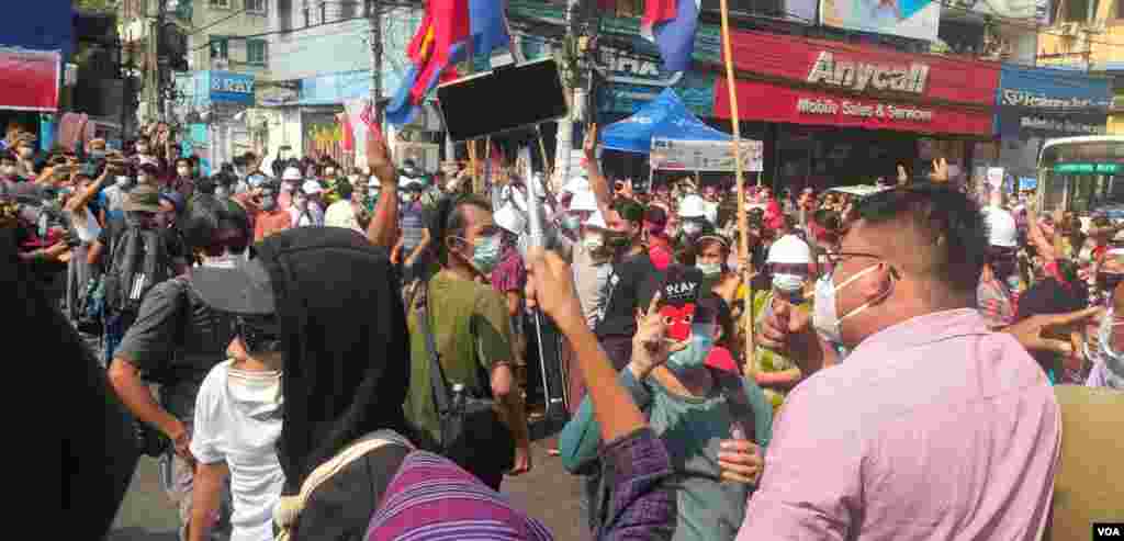 ရန်ကုန် အင်းစိန်လမ်းမကြီးပေါ်က စစ်အာဏာသိမ်းမှုဆန့်ကျင်ရေး ဆန္ဒပြပွဲ (သတင်းဓါတ်ပုံ-VOA)