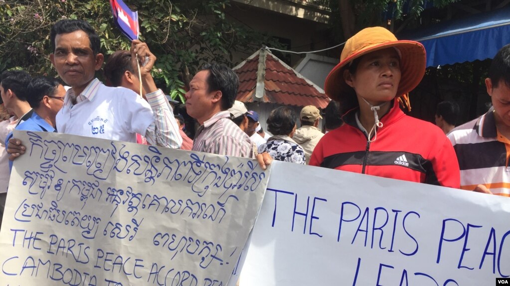 រូបឯកសារ៖ ក្រុមអ្នកចូលរួមប្រារព្ធវទិវាកិច្ចព្រមព្រៀងសន្តិភាពទីក្រុងប៉ារីសក្នុងពេលកន្លងមក។ (ហ៊ុល រស្មី/វីអូអេ)