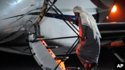 Radikaln imuslimanski svešteni Abu Katada ulazi u privatni avion na putu za Jordan 7. juli, 2013.