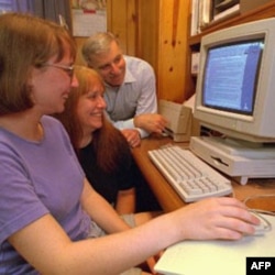 A family surfing the Internet in 1995