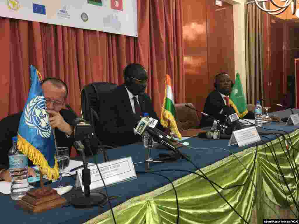 Martin Kolber, représentant du secrétaire général des Nations unies en Libye, à gauche, et les ministres des affaires étrangère des Etats voisins de la Libye en réunion à Niamey, Niger, 19 octobre 2016. VOA/Abdoul-Razak Idrissa