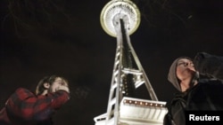 在西雅圖的旅遊地標太空針兩名大麻吸食者吸食大麻慶祝合法化