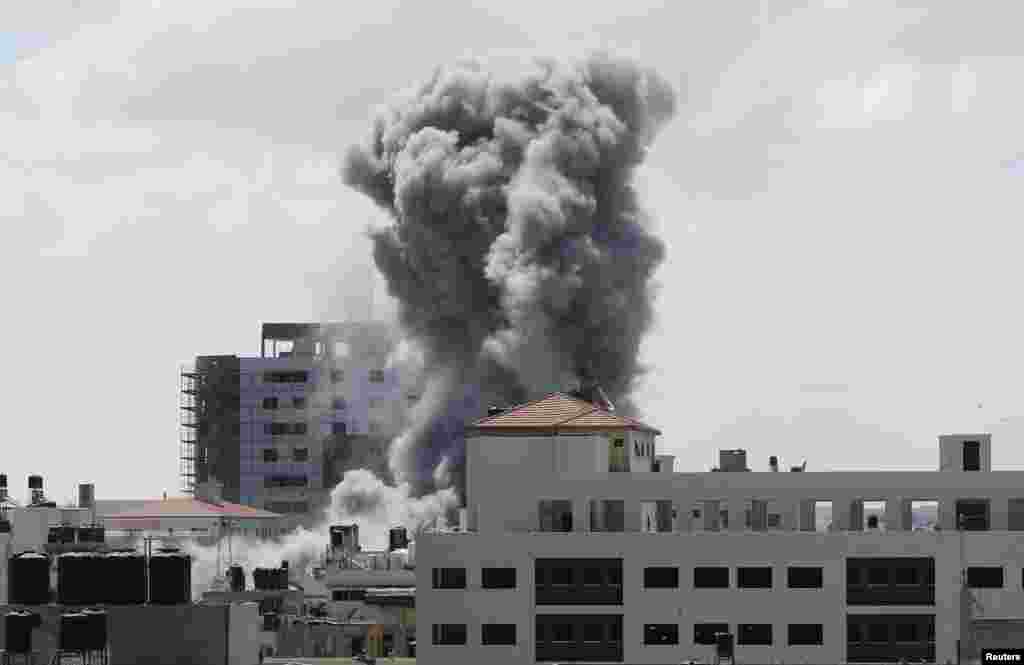 Smokes rises following what witnesses said was an Israeli air strike in Gaza City, July 18, 2014.