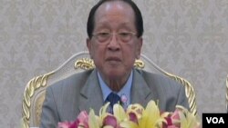 柬埔寨外相贺南洪7月20日在金边就南中国海问题回答美国之音记者提问。