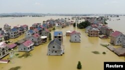 资料照：江西省鄱阳县在强降雨后房屋和农田被洪水淹了。（2020年7月17日）