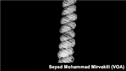تصویری میکروسکوپی از فیبرهای نایلونی با روکش فلزی که در طراحی ماهیچه مصنوعی جدید به کار گرفته شده است.