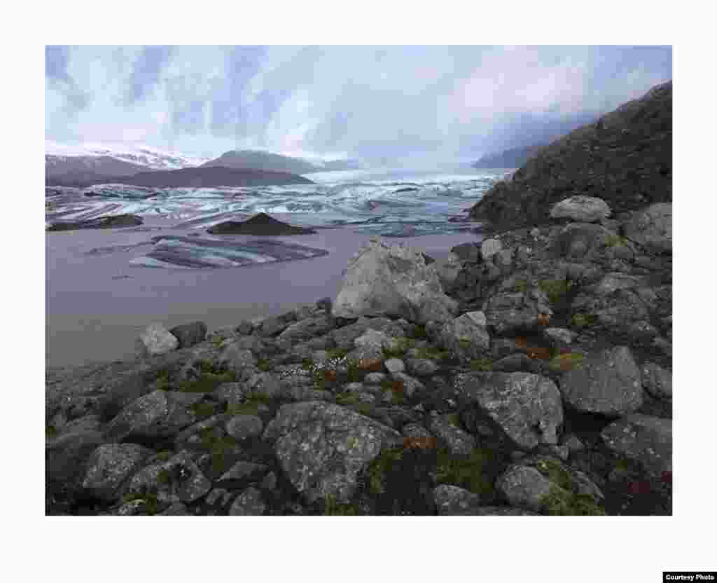 Lanskap baru danau, lereng bebatuan, bukit dan batu besar tampak setelah gletser mencair. Gletser di Islandia, dan di seluruh Arktik, menghilang akibat iklim yang semakin memanas. (Feo Pitcairn Fine Art)