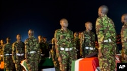 Wanajeshi wa Kenya wakisimama mbele ya majeneza ya wenzao waliouwawa Somalia.