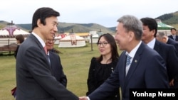 26일 한국 윤병세 외교장관(왼쪽)이 몽골을 방문해 롭산완단 볼드 몽골 외교장관과 악수하고 있다.