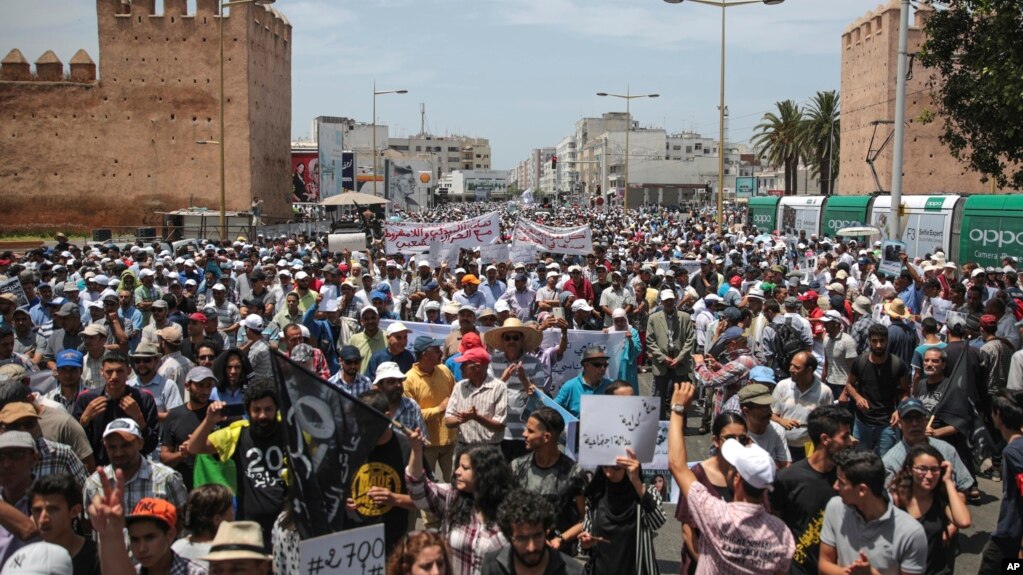 Des milliers de protestants sont dans les rues de Rabat, Maroc, le 11 juin 2017.