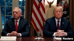 도널드 트럼프 미국 대통령과 짐 매티스 미 국방장관이 지난 10월 백악관 내각실에서 열린 군 고위관리 회의에 참석했다. 