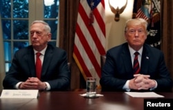 도널드 트럼프 미국 대통령과 짐 매티스 미 국방장관이 지난 10월 백악관 내각실에서 열린 군 고위관리 회의에 참석했다.