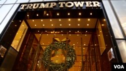 A holiday wreath hangs on Trump Tower in New York, Dec. 12, 2016. (R. Taylor/VOA) 