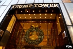 A holiday wreath hangs on Trump Tower in New York, Dec. 12, 2016. (R. Taylor/VOA)