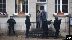 8일 프랑스 경찰이 파리 북부 롱퐁 지역을 순찰하고 있다. 프랑스 경찰은 언론사에 테러 공격을 가한 무장한 용의자 2명의 행방을 추적하고 있다.