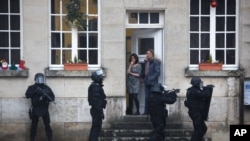 Un patrouille à Paris, suite à l'attentat contre Charlie Hebdo (AP)