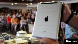 An Apple iPad which belonged to Pope Francis is seen at Castells auction house in Montevideo, April 14, 2015. 