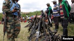 Des armes des combattants FDLR recueillies par l'ONU lors d'une opération de désarment de FDLR à Kateku, un village de l'est de la RDC, le 30 mai 2014.