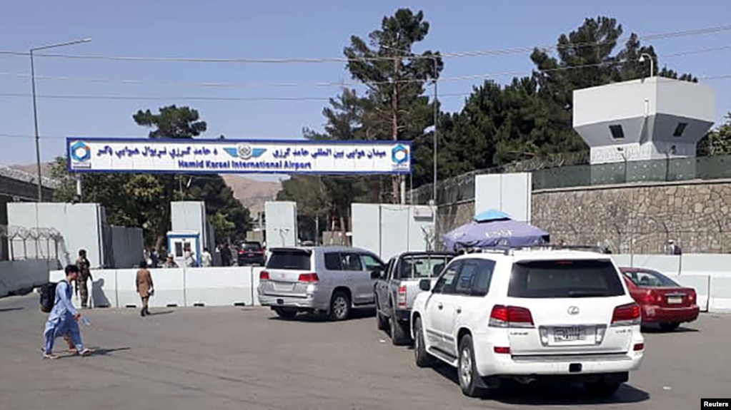 阿富汗警察2021年8月15日在卡尔扎伊国际机场的大门口检查车辆（路透社）(photo:VOA)
