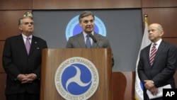 Boeing Commercial Airplanes President Ray Conner, center, flanked by Transportation Secretary Ray LaHood, left and Federal Aviation Administrator (FAA) Michael Huerta, speaks during a news conference in Washington, January 11, 2013.