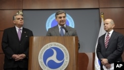 Američki sekretar za transport Rej Lahud, predsednik komercijalnog odseka Boinga, Rej Koner i načelnik Federalne uprave za vazdušnu plovidbu, Majkl Huerta na konferenciji za novinare u Vašingtonu, 11. januar 2013.