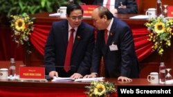 Trưởng ban Tổ chức Trung ương Phạm Minh Chính (trái) và Thủ tướng Nguyễn Xuân Phúc tại Đại hội XIII. Photo Doanh Nhan
