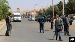 Polisi Afghanistan mengamankan lokasi serangan Taliban di provinsi Herat akhir bulan lalu (foto: dok). Taliban hari Kamis (4/8) mengklaim penyergapan atas sekelompok wisatawan di provinsi Herat.